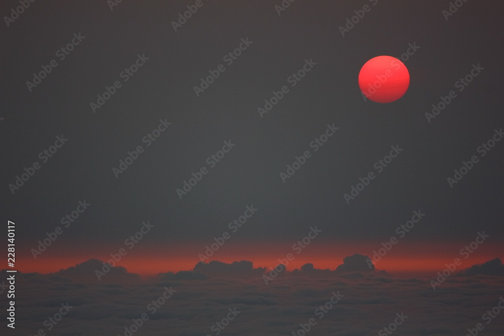 Obraz premium the sun with twilight time in the morning .morning sun on the mountain with beautiful mist