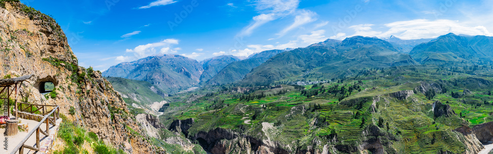 Fototapeta premium Reise Auf den Weg zum Kreuz des Condors hoch in den Anden in Peru 