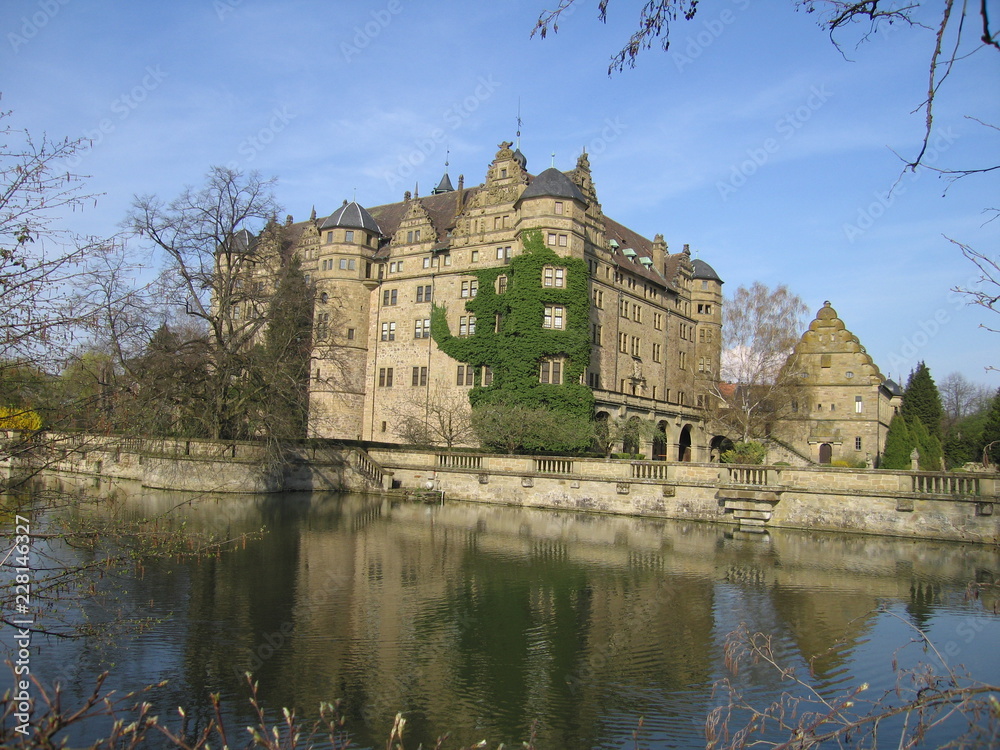 Schloss Neuenstein mit Schlossteich im Frühling Schloss Neuenstein mit Schlossteich im Frühling