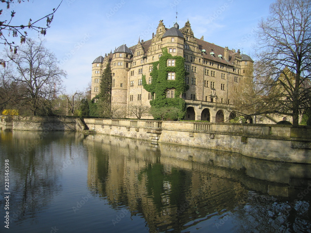 Wasserspiegelung Schloss Neuenstein Renaissance Wasserspiegelung Schloss Neuenstein Renaissance