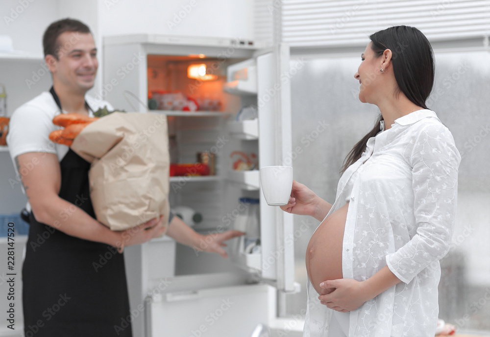 Obraz premium happily married couple .standing in the kitchen