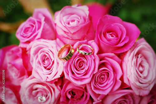 bouquet of pink roses weddingring © Veronica