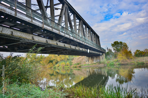 Brücke über Fluß 