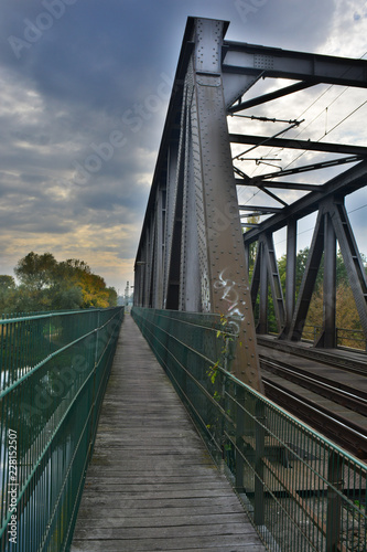 Fußgängerbrücke neben Eisenbahnbrücke