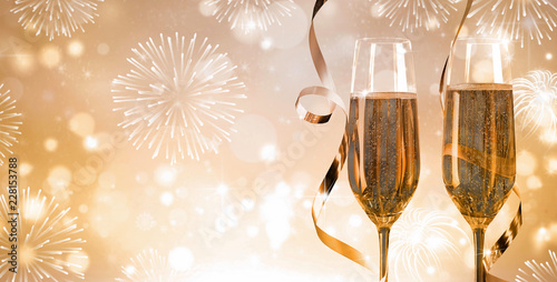 Glamouröse Silvesterparty mit Champagner und Feuerwerk 