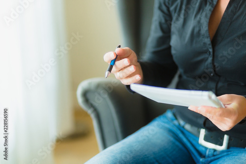 Businessfrau schreibt mit Feder auf Papier
