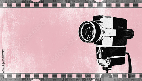 Vintage Kamera auf Stativ, Hintergrund mit Filmstreifen in retro Pastellfarben, rosa photo