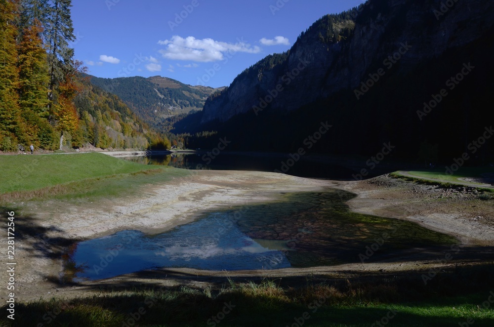 Le lac de Montriond en Haute-Savoie sur la commune de Montriond, d le Chablais français1.