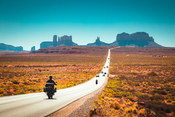 Aluminium schilderij Route 66 Motorrijder Monument Valley bij zonsondergang  © JFL Photography