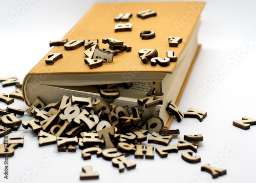 altes buch mit hard cover und herausfallenden Buchstaben