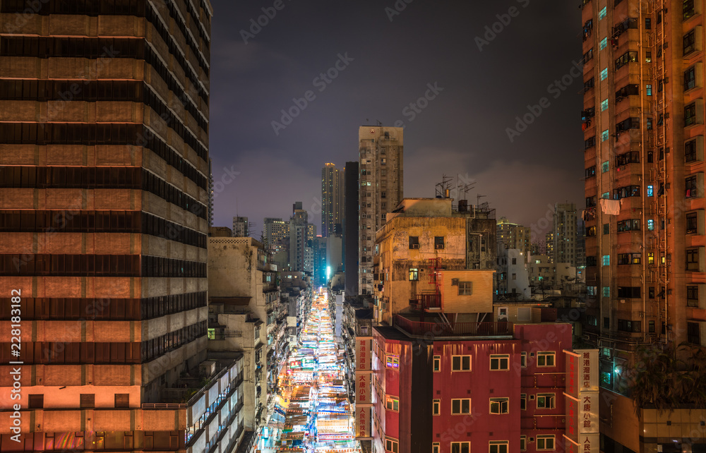 Obraz premium Nocny targ Temple Street w Hongkongu