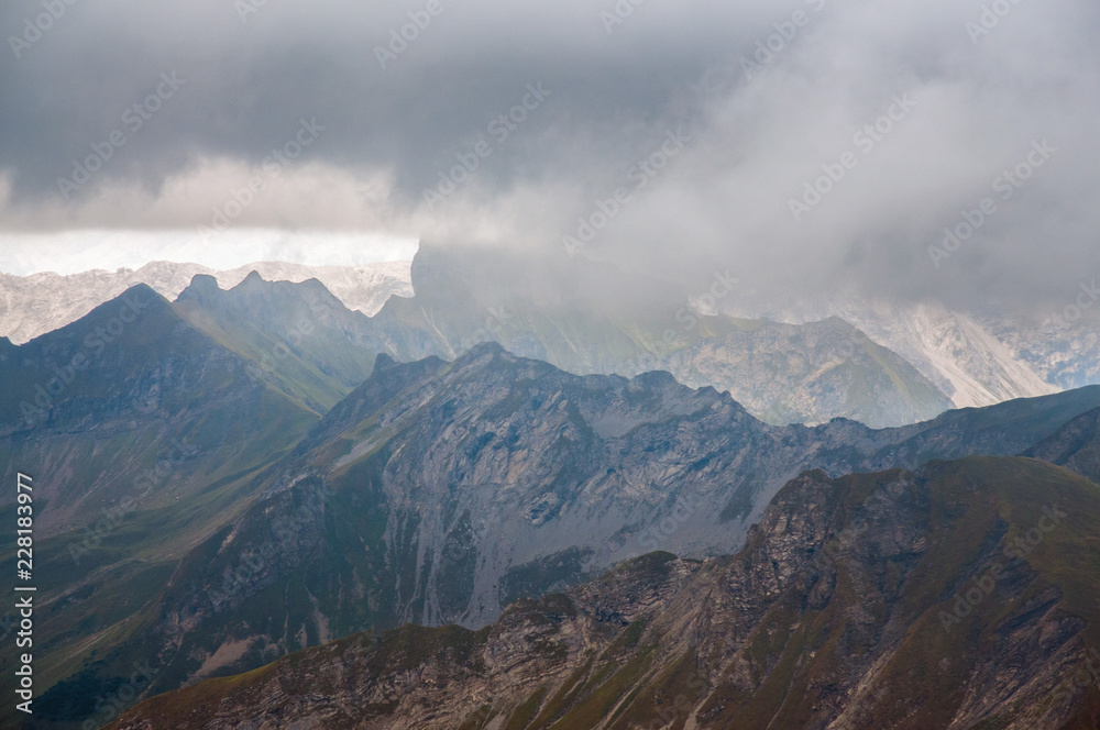 wolkenlandschaft über dem kleinwalsertal vom nebelhorn aus gesehen