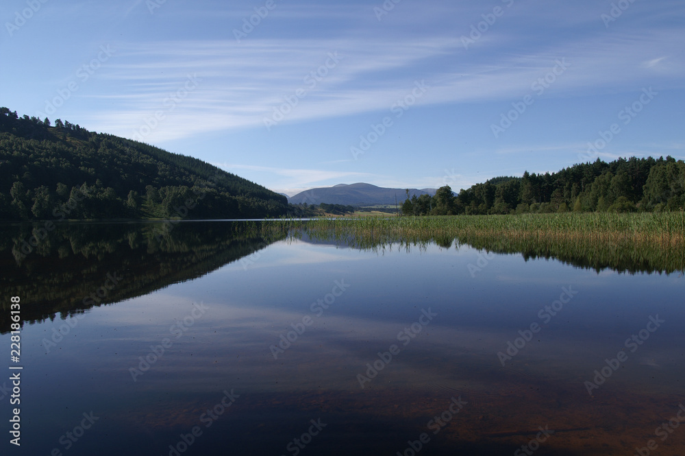 Himmel spiegelt sich in schottischem See