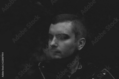 Мужчина в табачном дыму