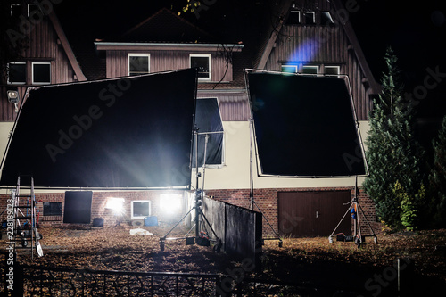 Obraz na płótnie Beleuchtung am nächtlichem Filmset w salonie