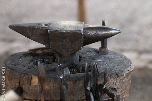 Metal anvil tool