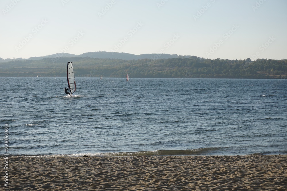 Naklejka premium Surfer auf dem Berzdorfer See im Herbst