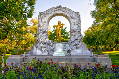 Johann-Strauss-Denkmal im Wiener Stadtpark bei herbstlichem Wetter
