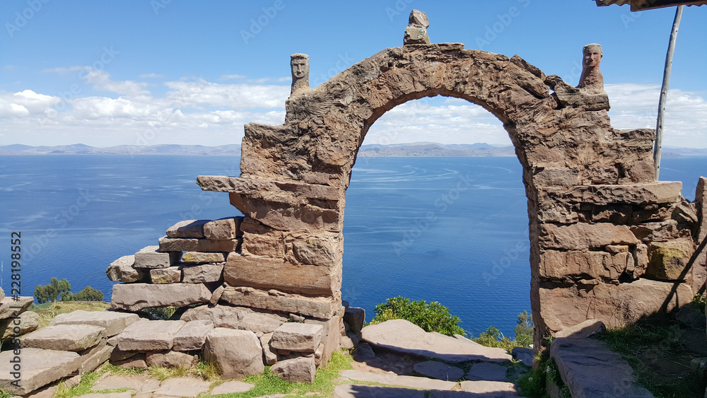 Arche sur le lac Titicaca