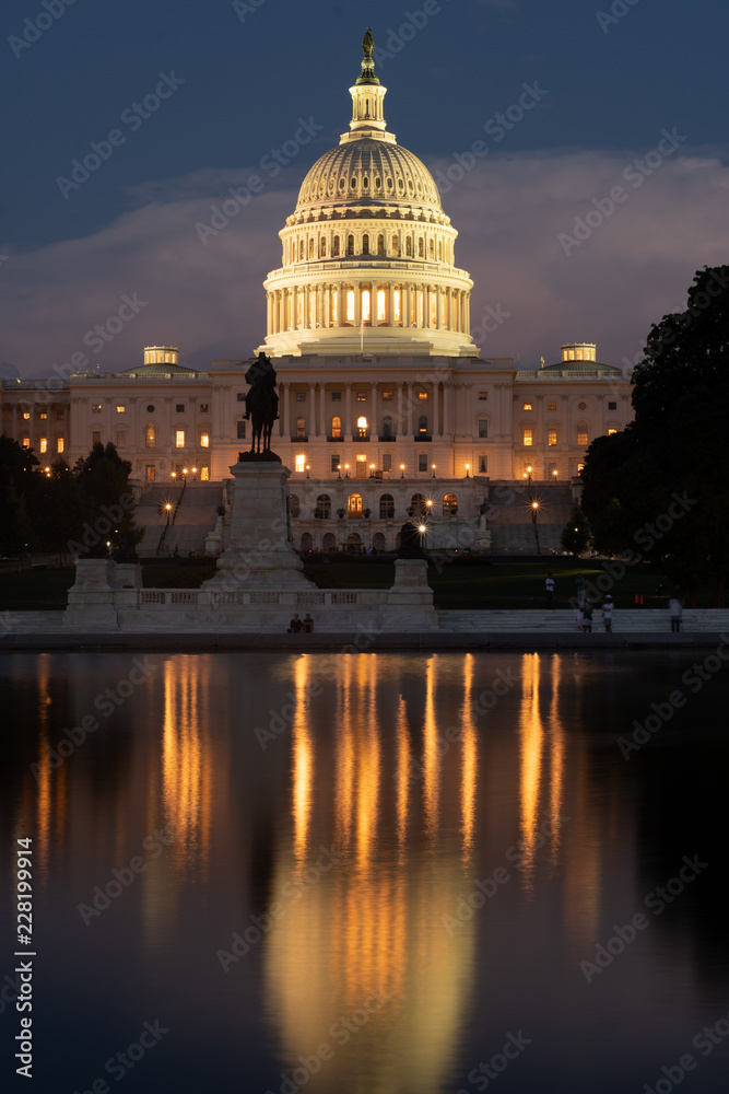 Obraz premium United States Capitol Building at Night with Reflection