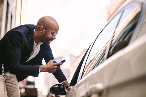 Εκτύπωση καμβά Businessman talking with cab driver on road