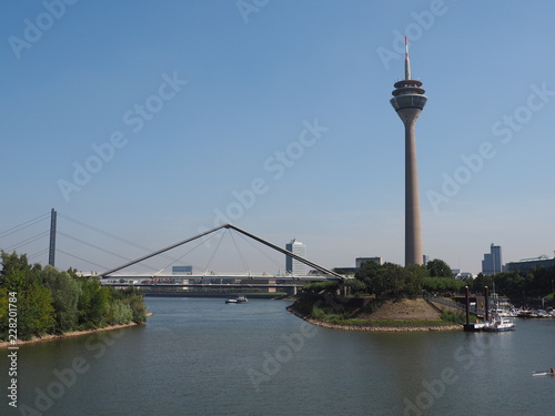 Rheinturm und Hafen in Düsseldorf
