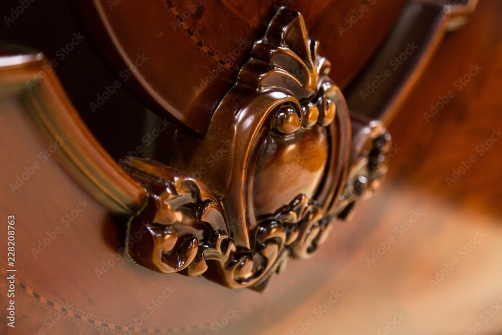 Orante carved wooden furniture Orante carved wooden furniture