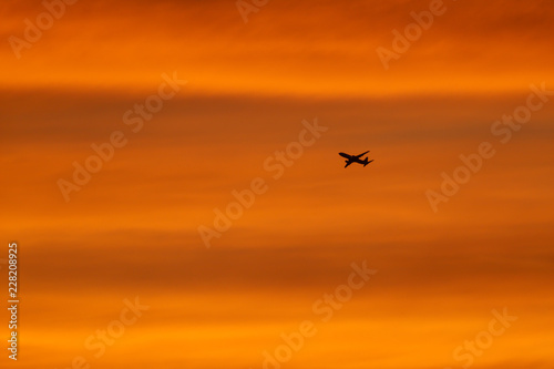 夕焼けと飛行機　離陸 © 佳雄 山岸