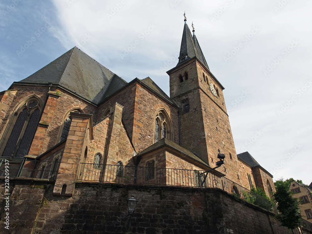 Kirche St. Laurentius - dem heiligen Laurentius gewidmete römisch-katholische Pfarrkirche in Saarburg 

