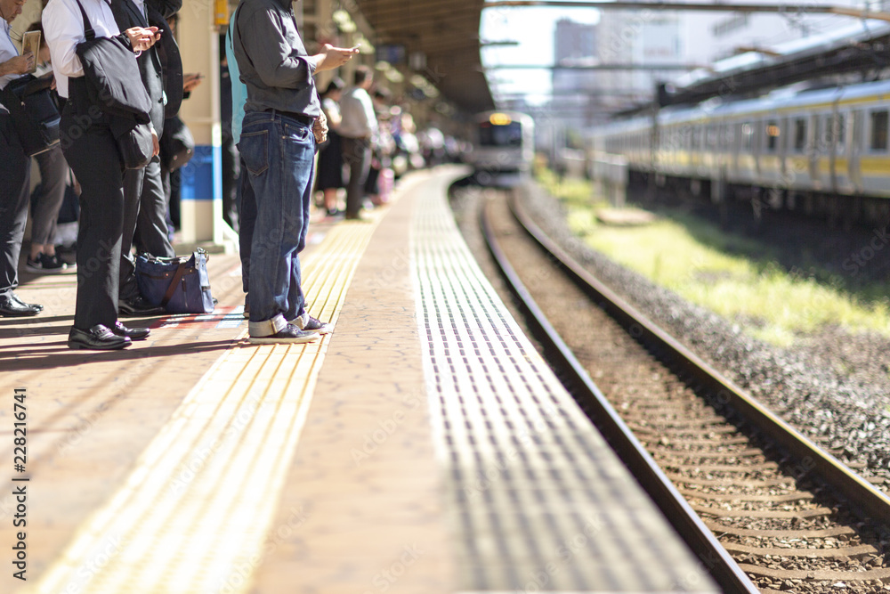 電車 混雑 通勤 ラッシュ 早朝 残業 女性 痴漢 犯罪 列 在宅 非常停止 ボタン 電車 混雑 通勤 ラッシュ 早朝 残業 女性 痴漢 犯罪 列 在宅 非常停止 ボタン
