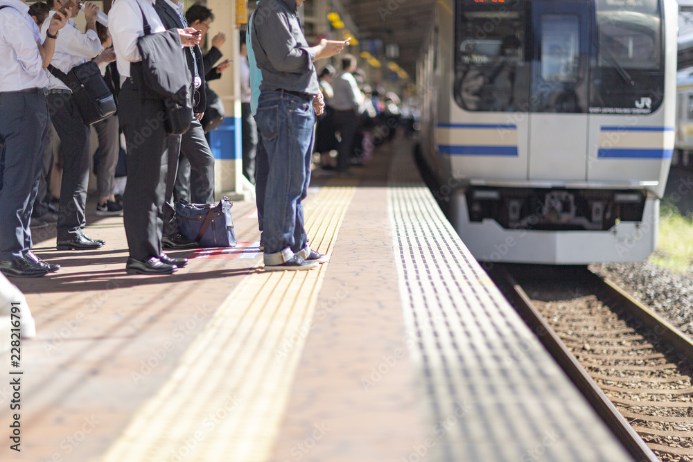 電車 混雑 通勤 ラッシュ 早朝 残業 女性 痴漢 犯罪 列 在宅 非常停止 ボタン 電車 混雑 通勤 ラッシュ 早朝 残業 女性 痴漢 犯罪 列 在宅 非常停止 ボタン