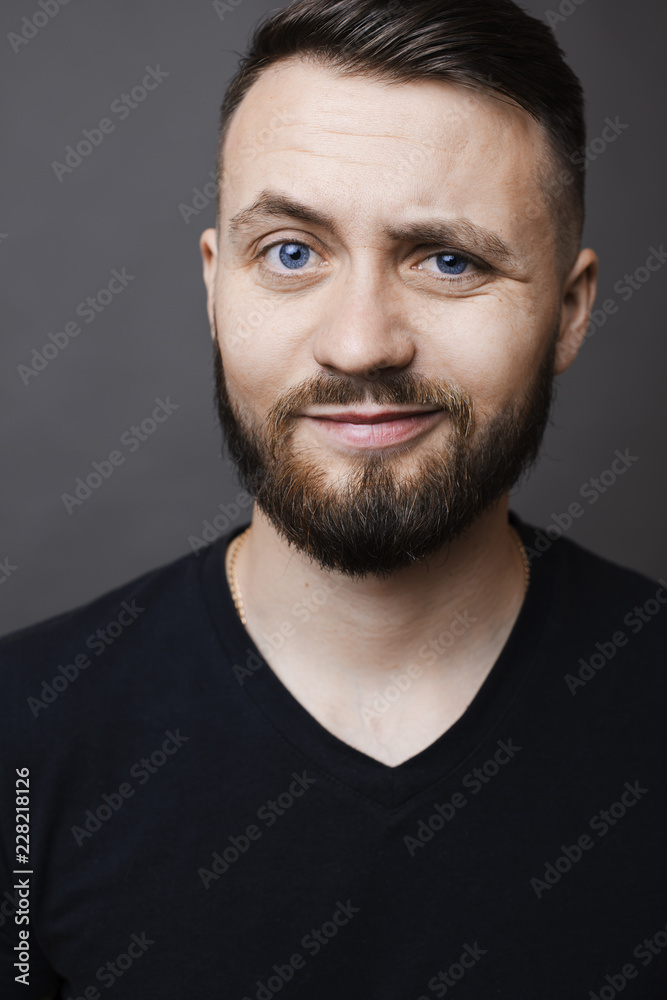 Obraz premium Man smirking and raising eyebrow