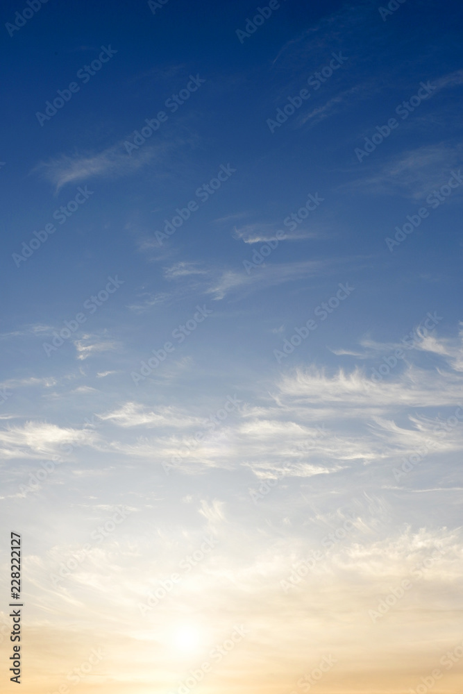 Fototapeta premium Poranne niebo z chmurami.