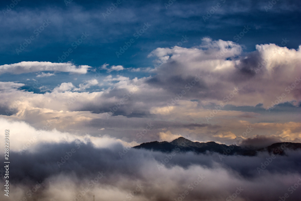 Una montaña en las nubes. La Unión, Antioquia, Colombia