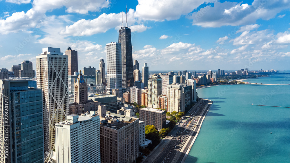 Fototapeta premium Chicago skyline widok z lotu ptaka drone z góry, jezioro Michigan i miasta Chicago wieżowce panoramę miasta, Illinois, USA