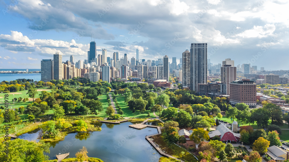 Obraz premium Chicagowskiej linii horyzontu powietrzny trutnia widok od above, jeziora Michigan i miasta Chicago śródmieścia drapaczy chmur pejzaż miejski od Lincoln parka, Illinois, usa