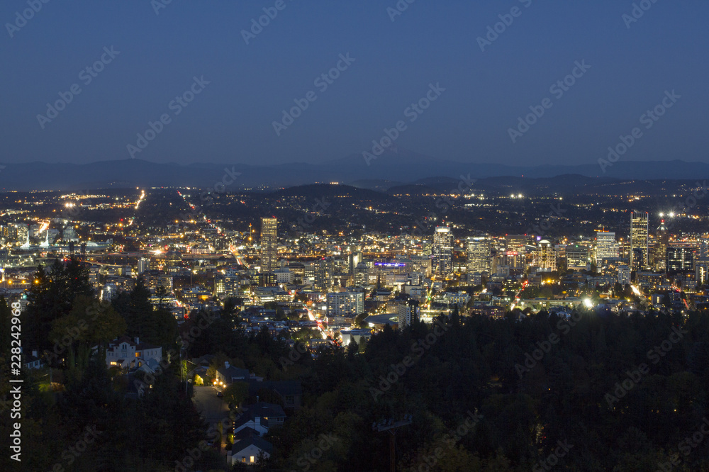 Obraz premium Portland Oregon downtown skyline at evening blue hour with Mt Hood in the distance.