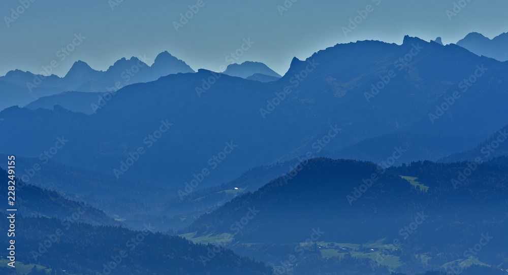 Blick vom Pfänder zu den Allgäuer Alpen im Morgenlicht