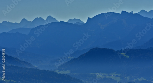 Blick vom Pfänder zu den Allgäuer Alpen im Morgenlicht