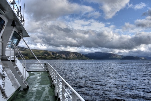 Norwegen, Holm, Vennesund, Autofähre, Fähre, Skårfjellet, Fv 17, Kystveien, Küstenstraße, Deck, Rettungsboot, Boot, Fjord, Bindalsfjorden, Røingen, Melsteinfjorden, photo