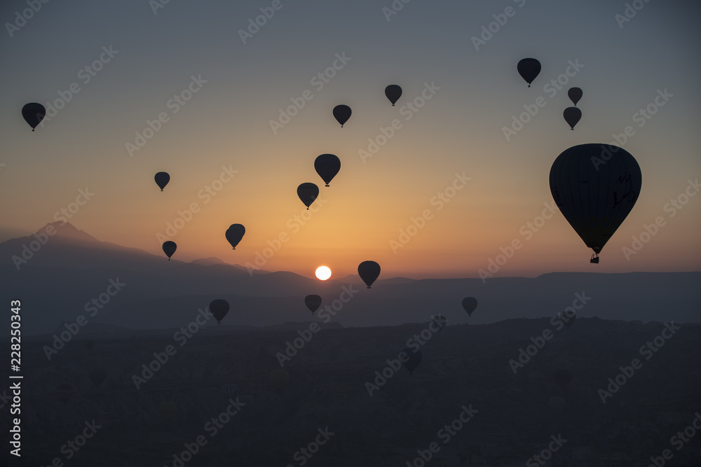 Fototapeta premium Balon na ogrzane powietrze lecący nad spektakularną Kapadocją