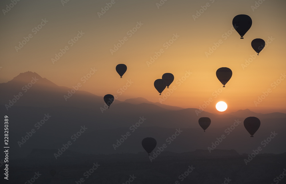 Naklejka premium Hot air balloon flying over spectacular Cappadocia
