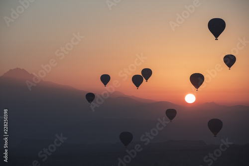 Balon na ogrzane powietrze lecący nad spektakularną Kapadocją