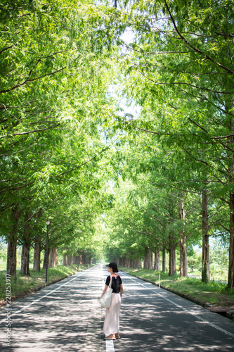 Wallpaper Mural 木に囲まれる女性 Torontodigital.ca