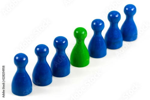 green halma cone between blue halma cones with copyspace indicating majority ratios and group constelation photo