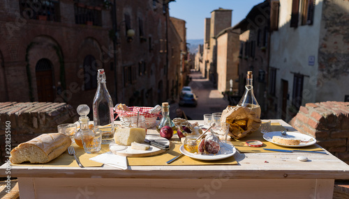 tavola con cibo tradizionale italiano photo
