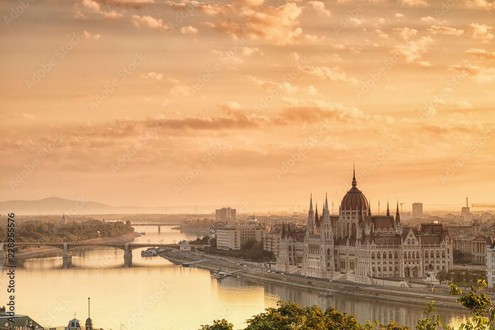 Fototapeta premium Budapest cityscape with Parliament building and Danube river