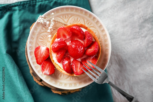 Canvastavla Tasty tartlet with strawberries on table