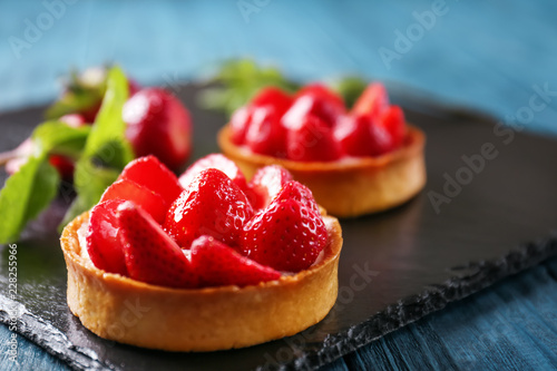 Canvastavla Tasty tartlet with strawberries on table, closeup
