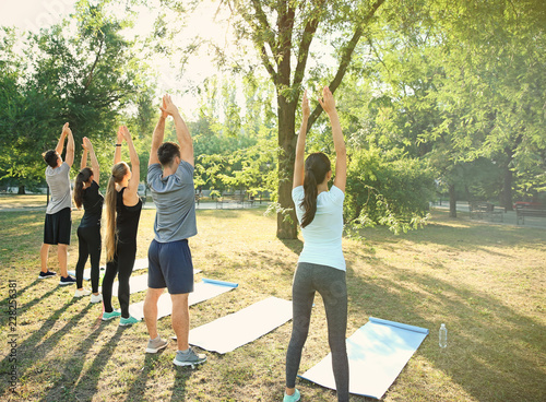 Group of sporty people trai...